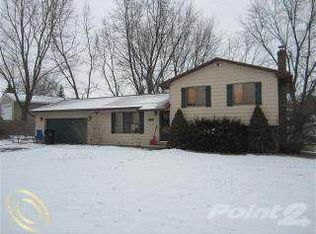 11340 Forest Hills Dr, Fenton, MI 48430