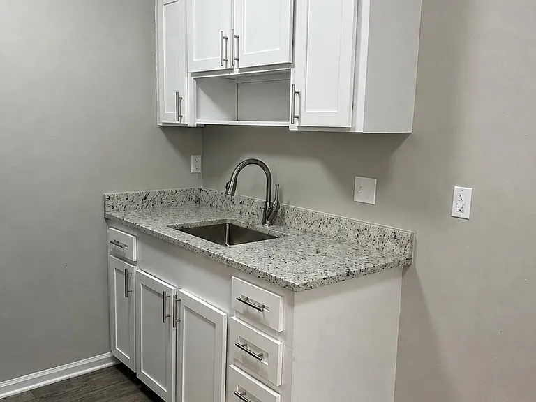 New Kitchen with Granite Counters, Upgraded Faucets!