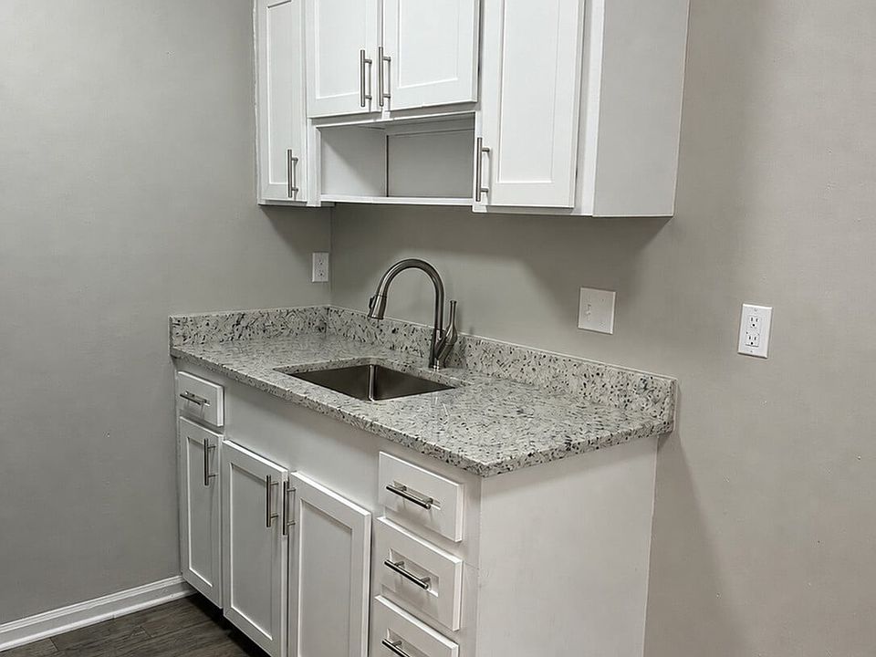 New Kitchen with Granite Counters, Upgraded Faucets!