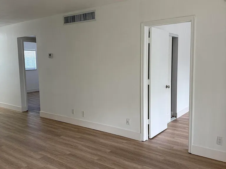 1400 NE 55th St #206 — Photo 11