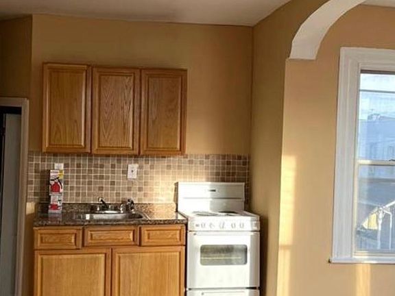 2nd image of 937 Belmont Ave #2
