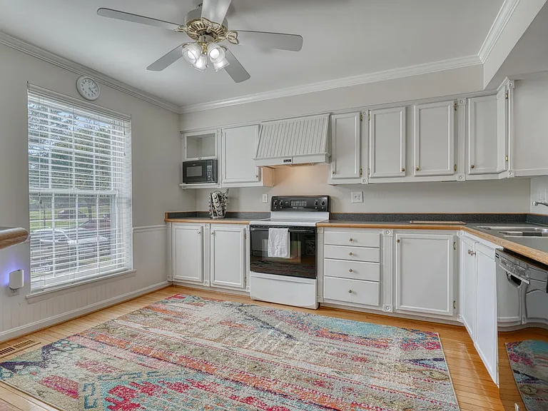 18 Collis Ct — Photo 4