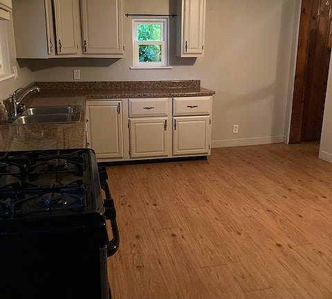 5th image of 917 Hillcrest Ave #0