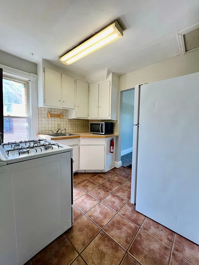 2 bed, 1.0 bath, $875 — Photo 4