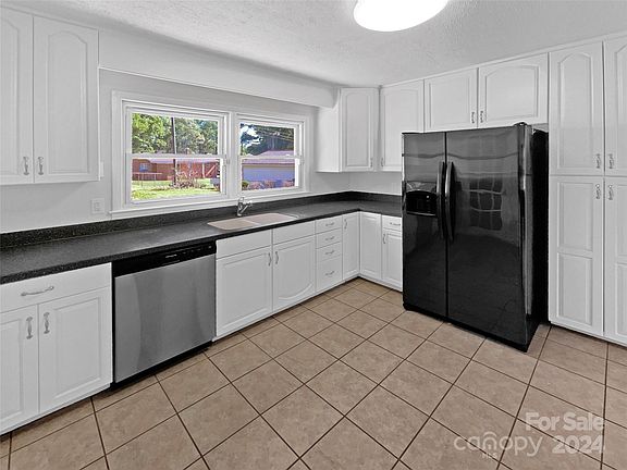 2nd image of 2220 Sunset Dr