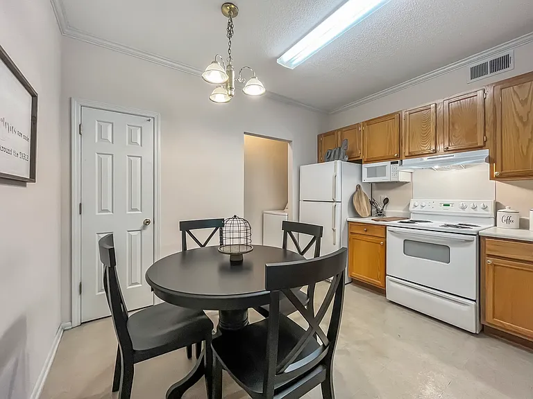 Camden Grove Apartments — Photo 14