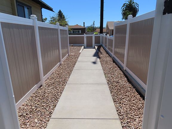 Private Entry and Yard