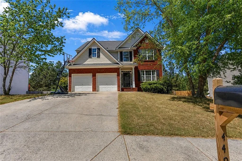 4 bed, 2.5 bath, 4286 sqft, $2,700 — Photo 2