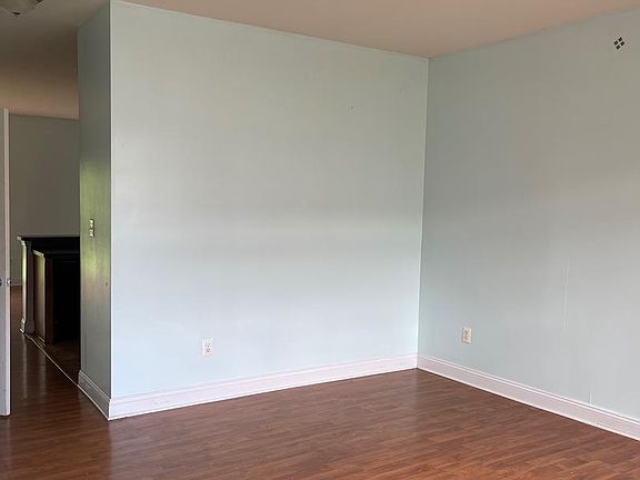 5th image of 311 Old Squaw Ct