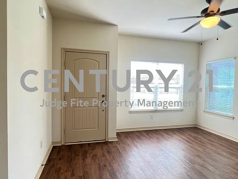 214 Lasso Cir — Photo 2