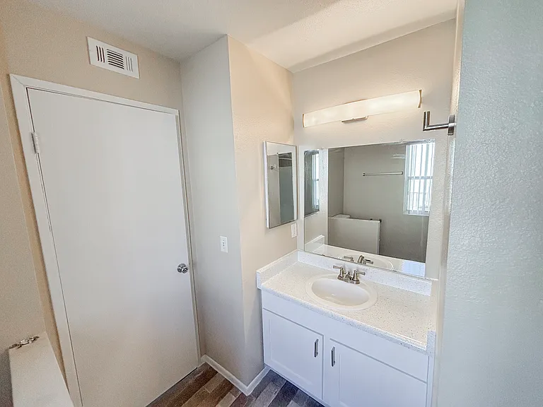 1 bedroom - 1 bathroom apartment:
- bathroom