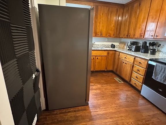 2nd image of 947 Hill St #5