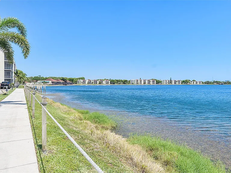 105 Lake Emerald Dr #406 — Photo 25
