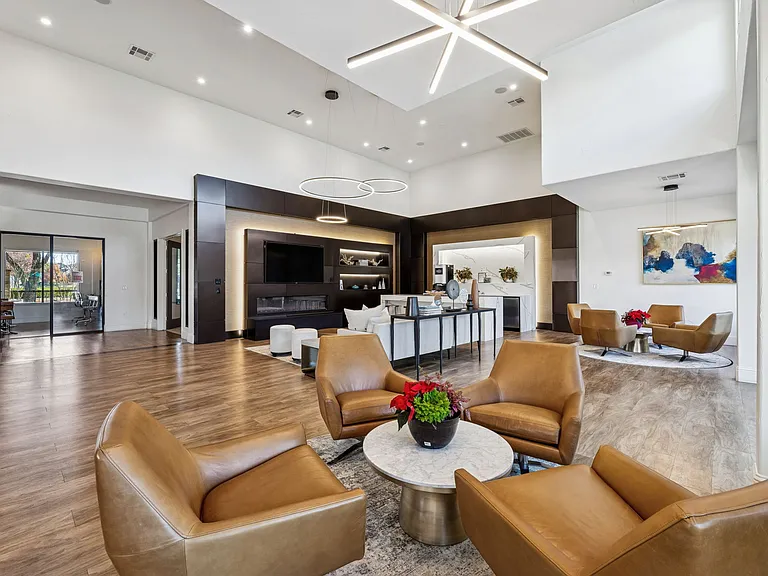 Platinum Castle Hills — Photo 18