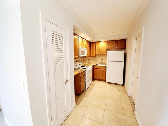 4th image of 2426 SE 17th Street Cswy #A30