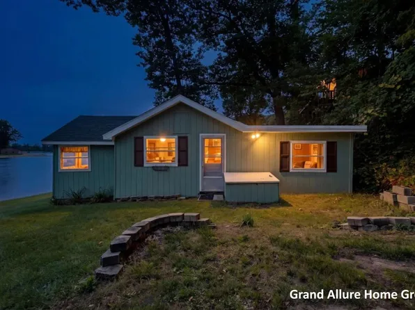 2667 W Selkirk Lake Dr, Shelbyville, MI 49344