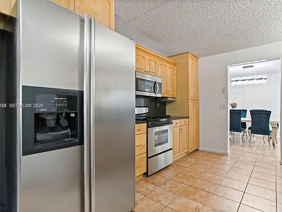 5th image of 1051 SW 95th Ter