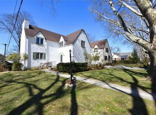 25 Tain Dr, Great Neck, NY 11021