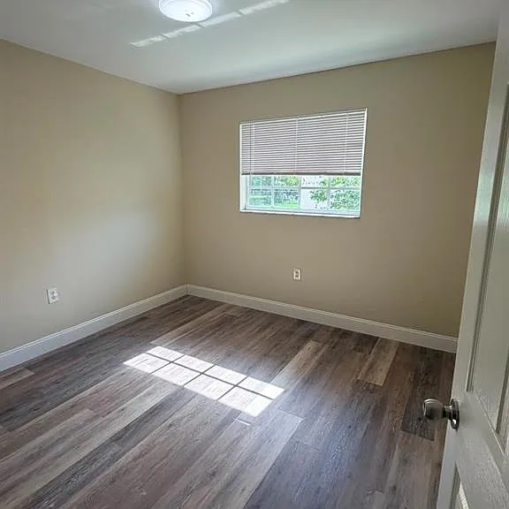 3080 Linwood Ave — Photo 7