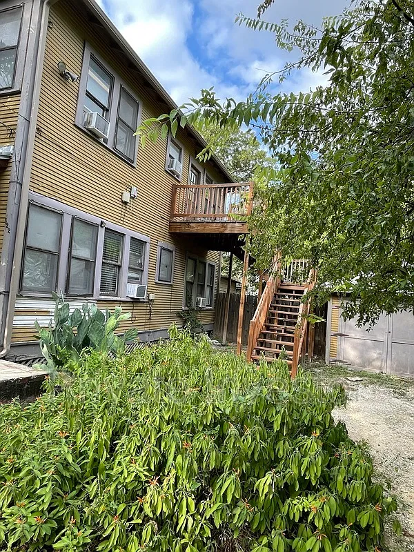 1 bed, 1.0 bath, 400 sqft, $1,000 — Photo 1