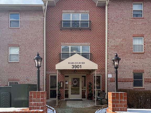 2nd image of 3901 Darleigh Rd APT 3G