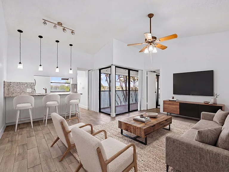 889 Hamilton Dr #889D — Photo 2