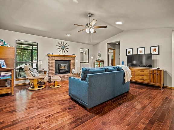 5th image of 17 Coventry Dr