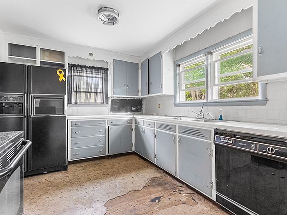 5th image of 2 Glenway Ave