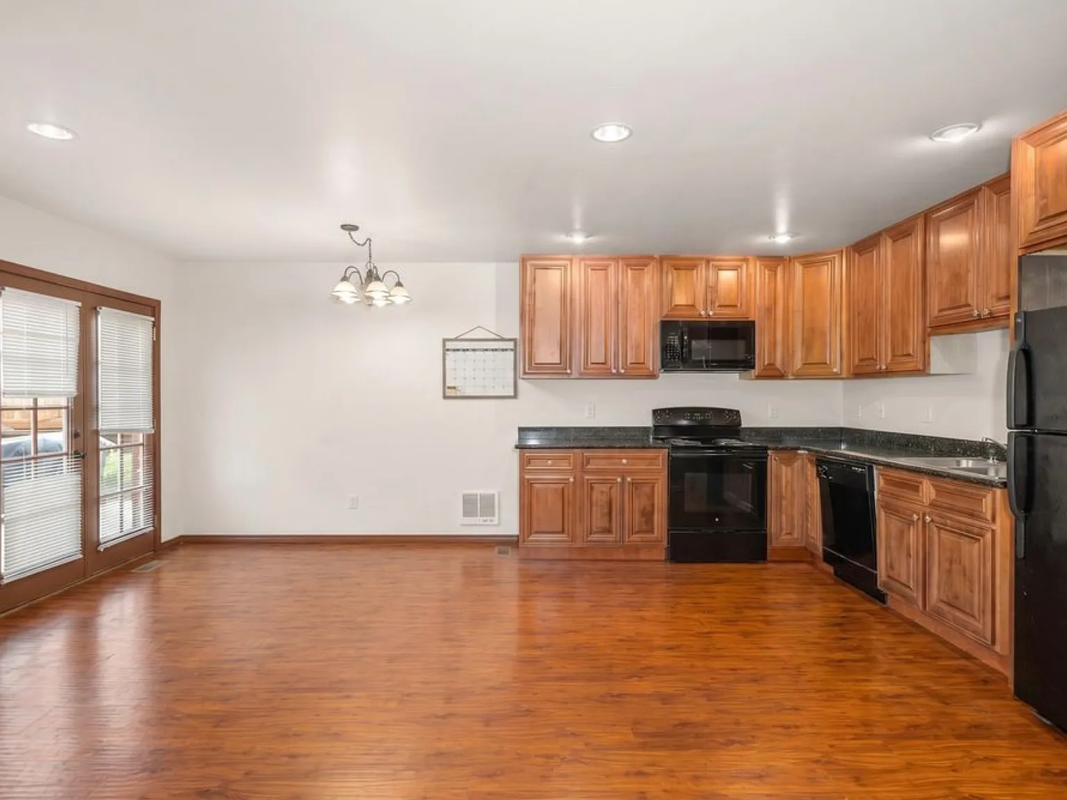 3 bed, 2.5 bath, 1350 sqft, $2,300 — Photo 4