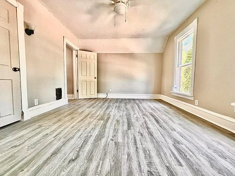 413 E 3rd St #3 — Photo 3