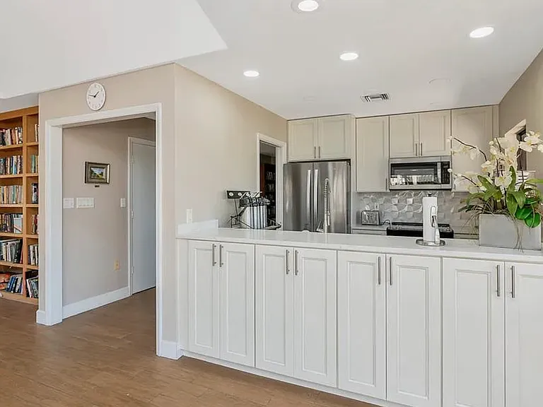 5408 Eagles Point Cir #302 — Photo 4