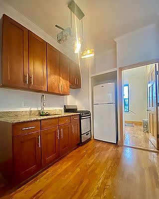5th image of 818 Saint Johns Pl #2F