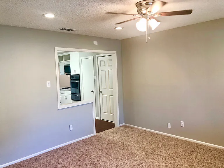 913 Russell Ln — Photo 8