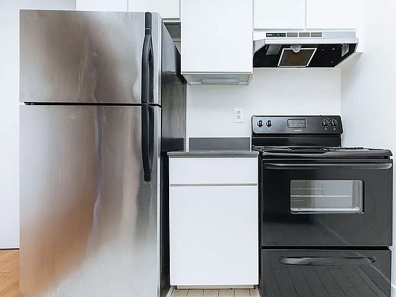 4th image of 924 Metropolitan Ave APT 303