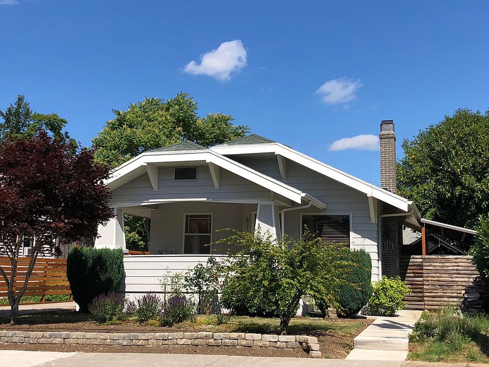 Designer craftsman Bungalow in Alberta Arts/Concordia. Lots of interesting spaces. AC. Fireplace. 2 bath 2 bedroom, studio spaces, covered patio off dining room. Just a beautiful cozy house in a perfect location.