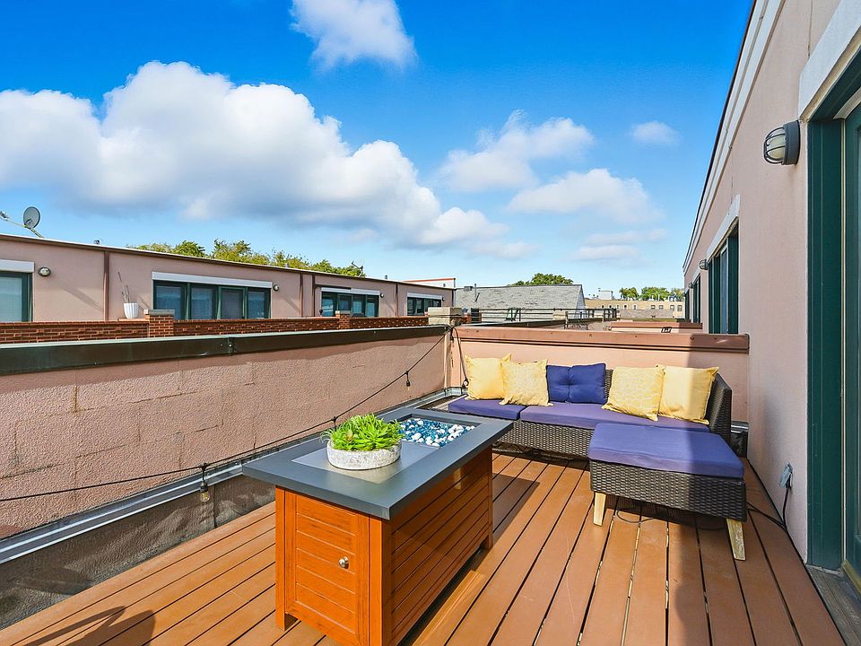 2nd image of 2052 W Armitage Ave #C