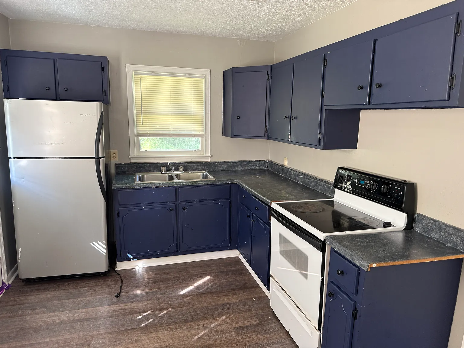 3 bed, 926 sqft, $895 — Photo 2