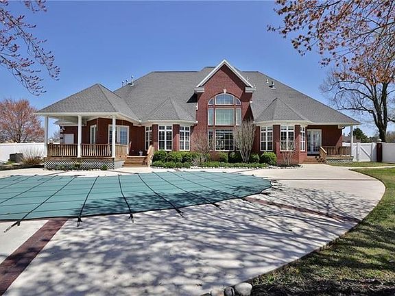 2nd image of 2700 S Laurel Crossing Cir