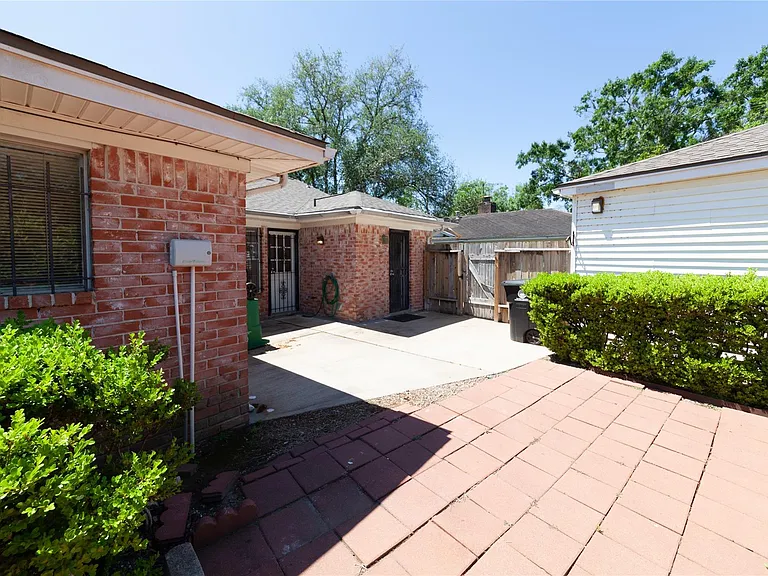 8826 Roos Rd — Photo 40