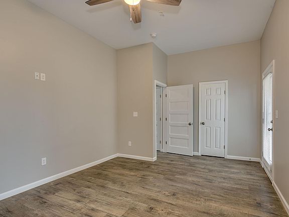 4th image of 1004 Elmwood Dr #20