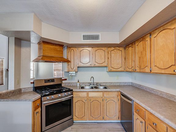 3rd image of 600 Hempstead Dr