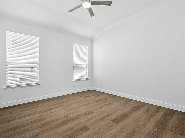 924 Charleston Ln — Photo 33