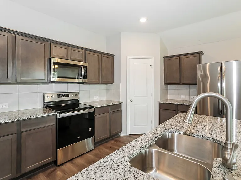 980 Alton Dr — Photo 6