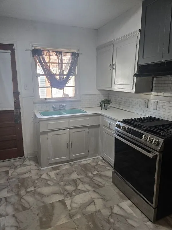 3 bed, 1.5 bath, 828 sqft, $900 — Photo 2