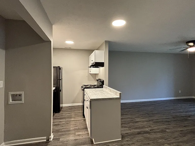 1123 Southwood Dr — Photo 3