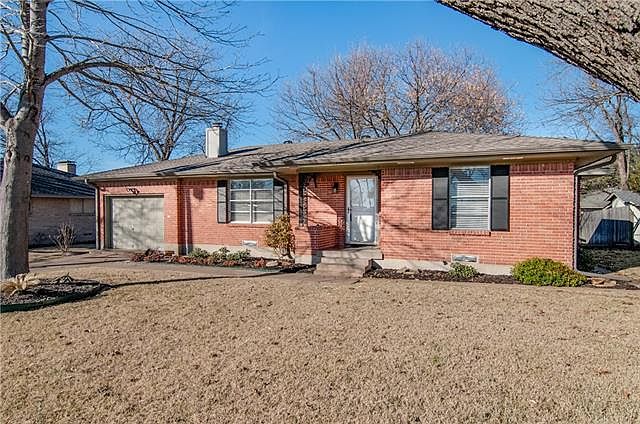 1st image of 304 W Kaufman St