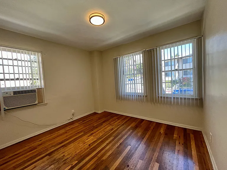 605 Kelton Ave — Photo 30