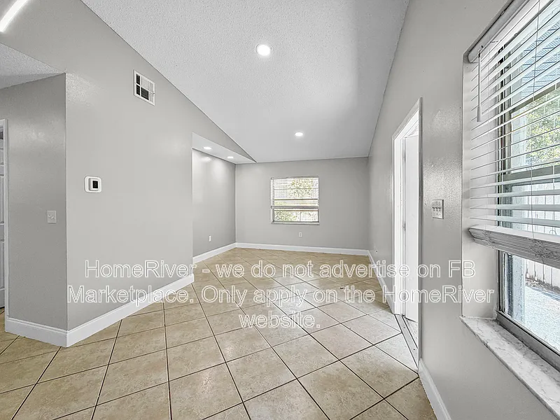 Building Photo - 2015 Oleander Blvd #D