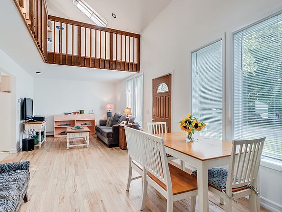 3rd image of 6 Arbutus Ln