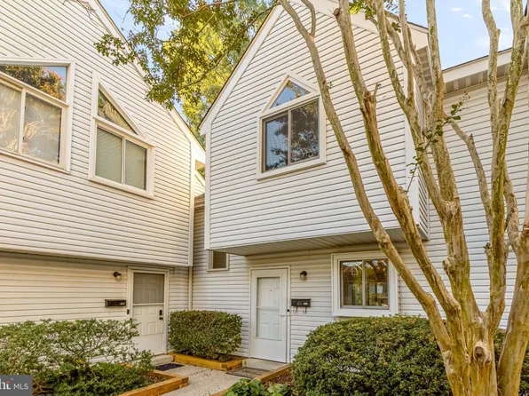 807 Locust St #5, Herndon, VA 20170